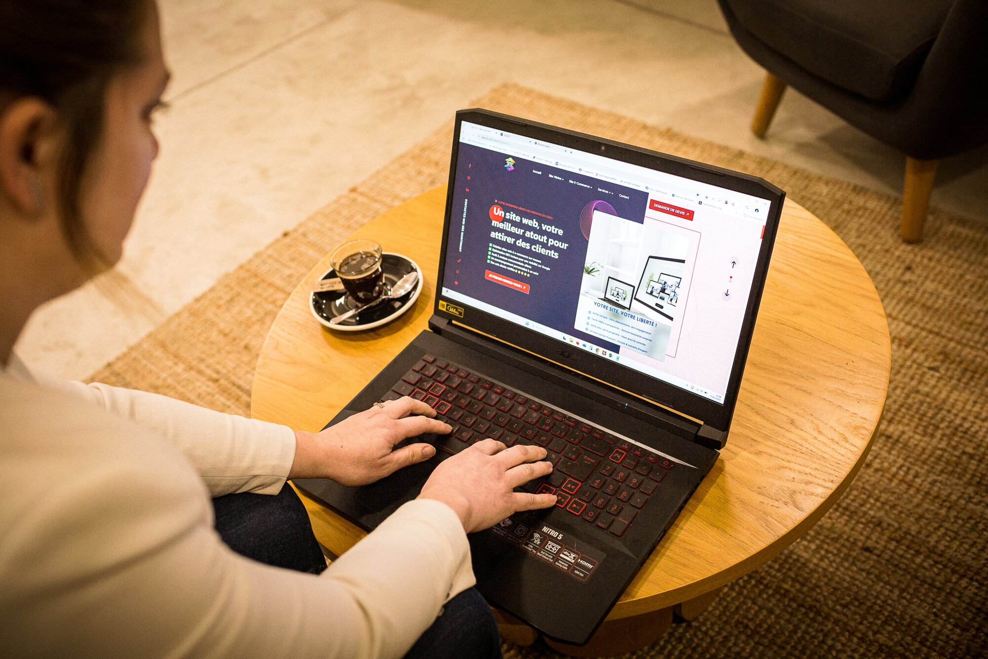 Élodie Gaborit, webmaster freelance à Perpignan, au travail